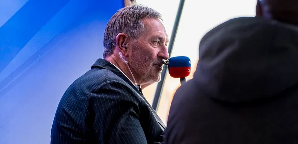 Commentateur parlant avec microphone lors d'une émission