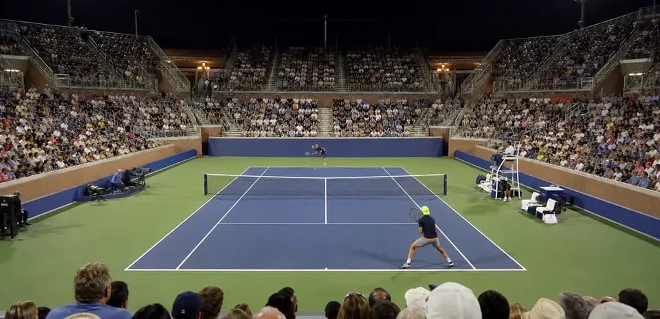 Match de tennis avec spectateurs en soirée