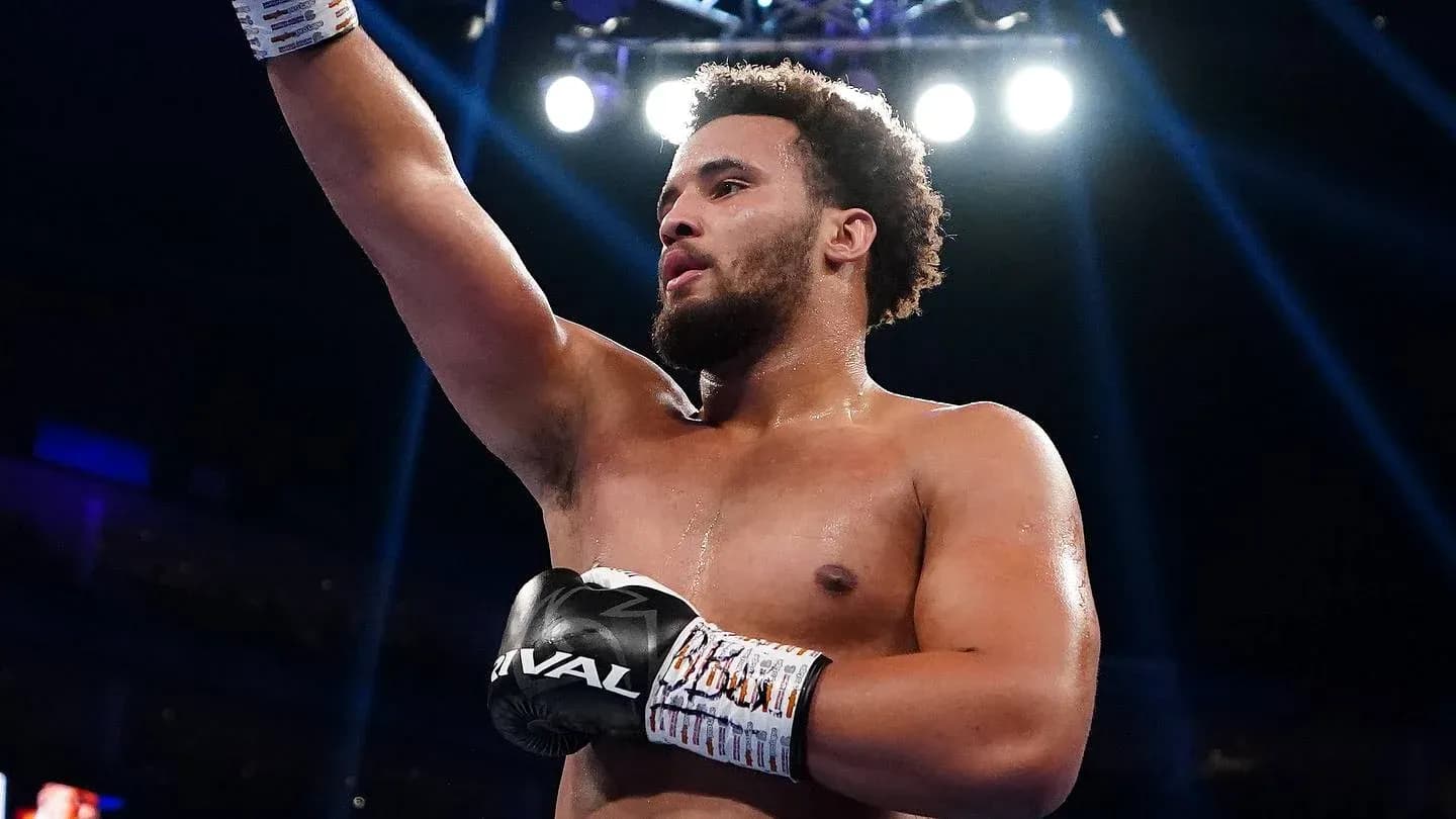 Boxeur levant le bras après une victoire