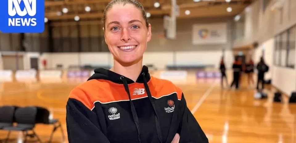 Joueuse de netball souriante dans le gymnase