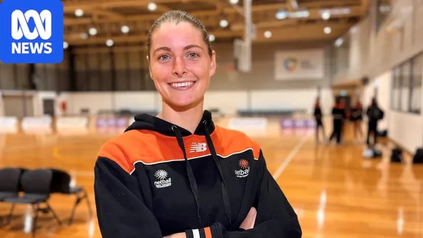 Joueuse de netball souriante dans le gymnase Joueuse de netball souriante dans le gymnase