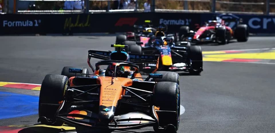 Voiture de Formule 1 en course sur circuit