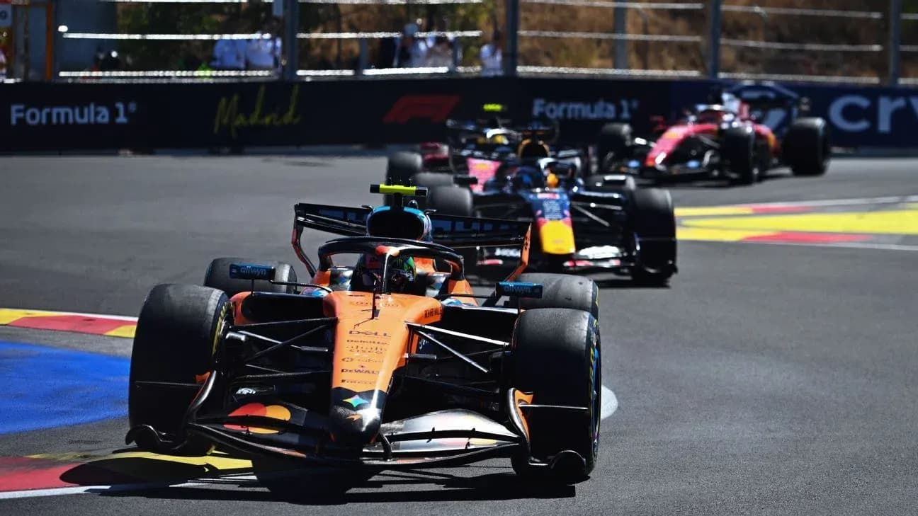 Voiture de Formule 1 en course sur circuit