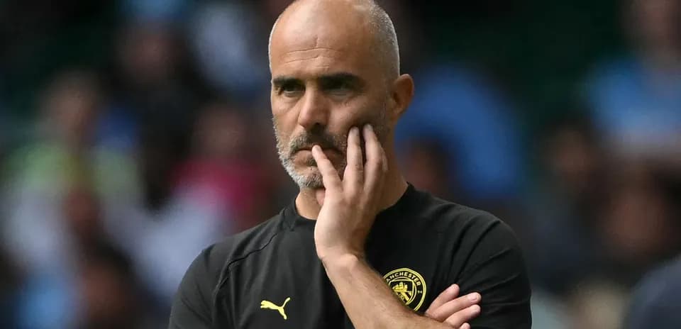 Entraîneur pensif lors d'un match de football