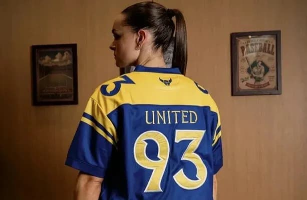 Femme portant un maillot de l'équipe United, numéro 93