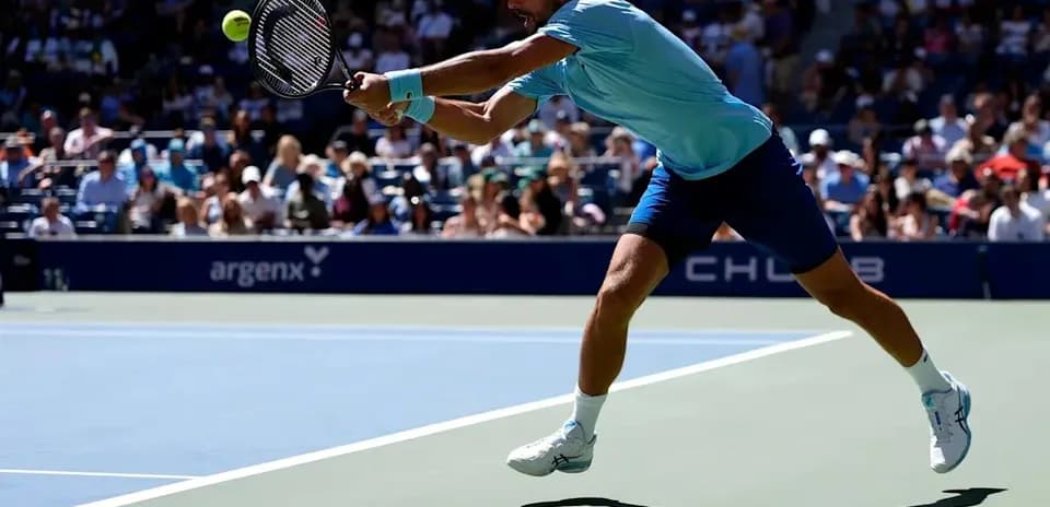 Joueur de tennis en train de frapper une balle