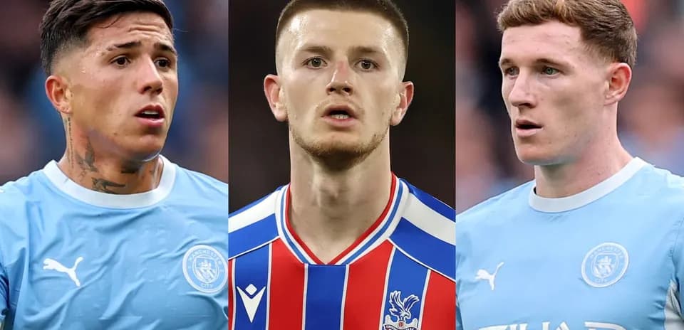 Trois joueurs de football en maillots d'équipes différentes
