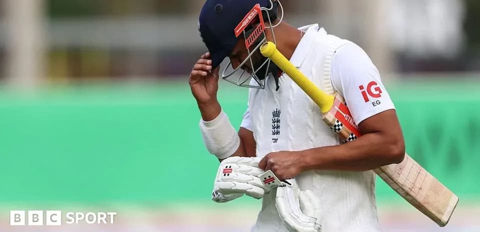 Joueur de cricket anglais quittant le terrain après un wicket