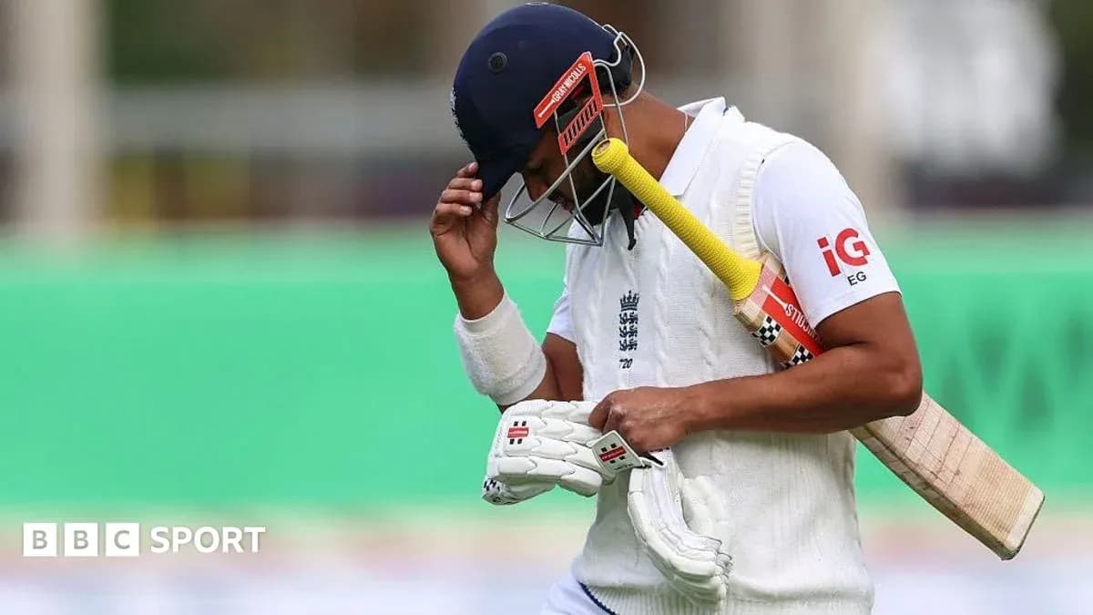 Joueur de cricket anglais quittant le terrain après un wicket