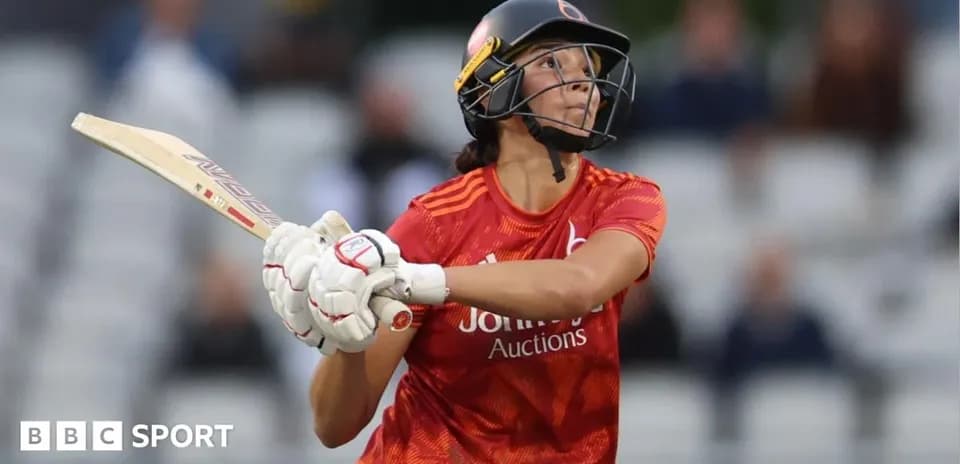 Joueuse de cricket frappant la balle au bâton