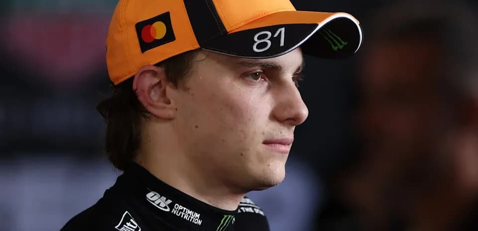Pilote de course avec casquette orange en interview