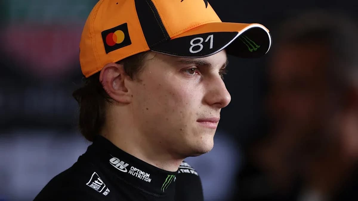 Pilote de course avec casquette orange en interview