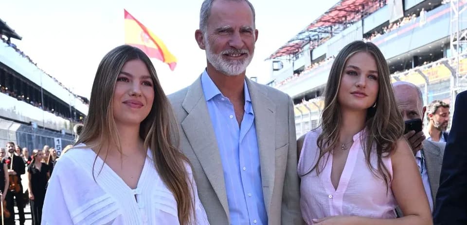 Trois personnes posant sur le circuit de course