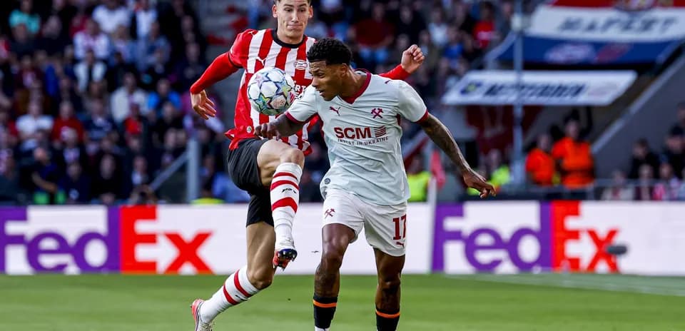 Joueur dribblant le ballon sous pression d'un adversaire