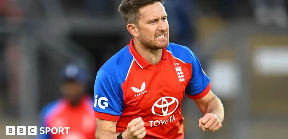 Joueur anglais célébrant une prise de wicket
