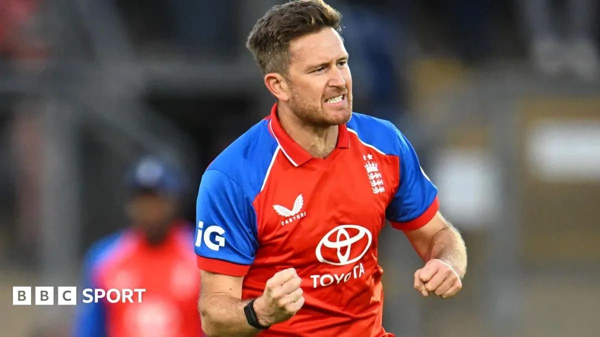 Joueur anglais célébrant une prise de wicket