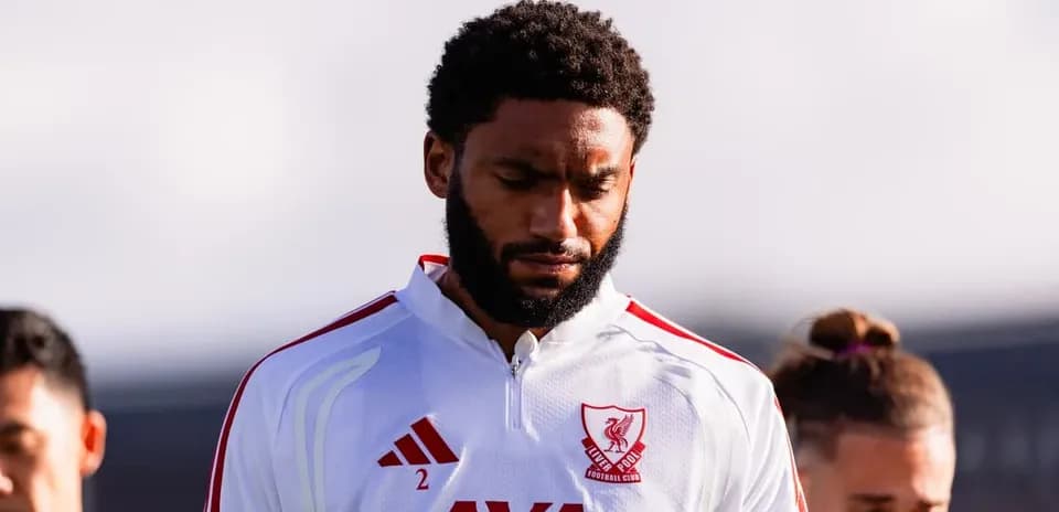 Joueur de Liverpool en tenue d'entraînement avant un match