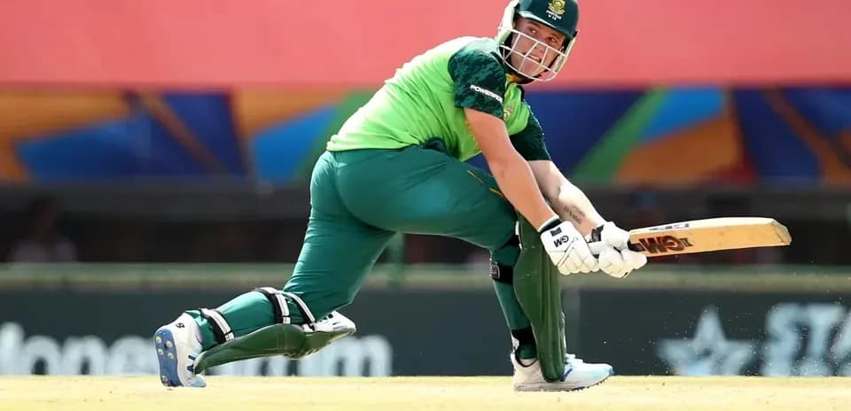 Joueur de cricket en action avec la batte