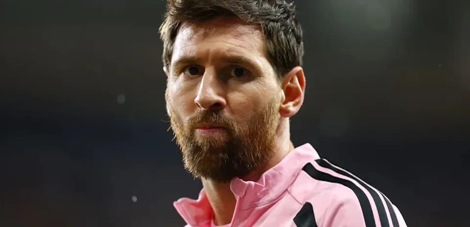Joueur en tenue rose de l'Inter Miami, regard sérieux