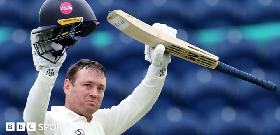 Joueur de cricket levant sa batte et casque