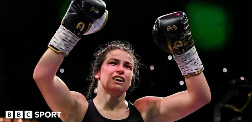 Boxeuse levant les bras en signe de victoire