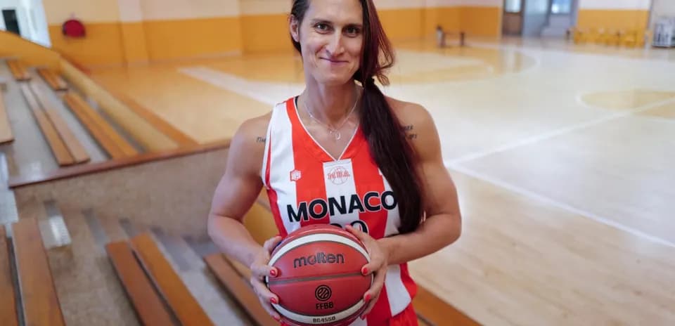 Joueuse de basketball de Monaco tenant un ballon