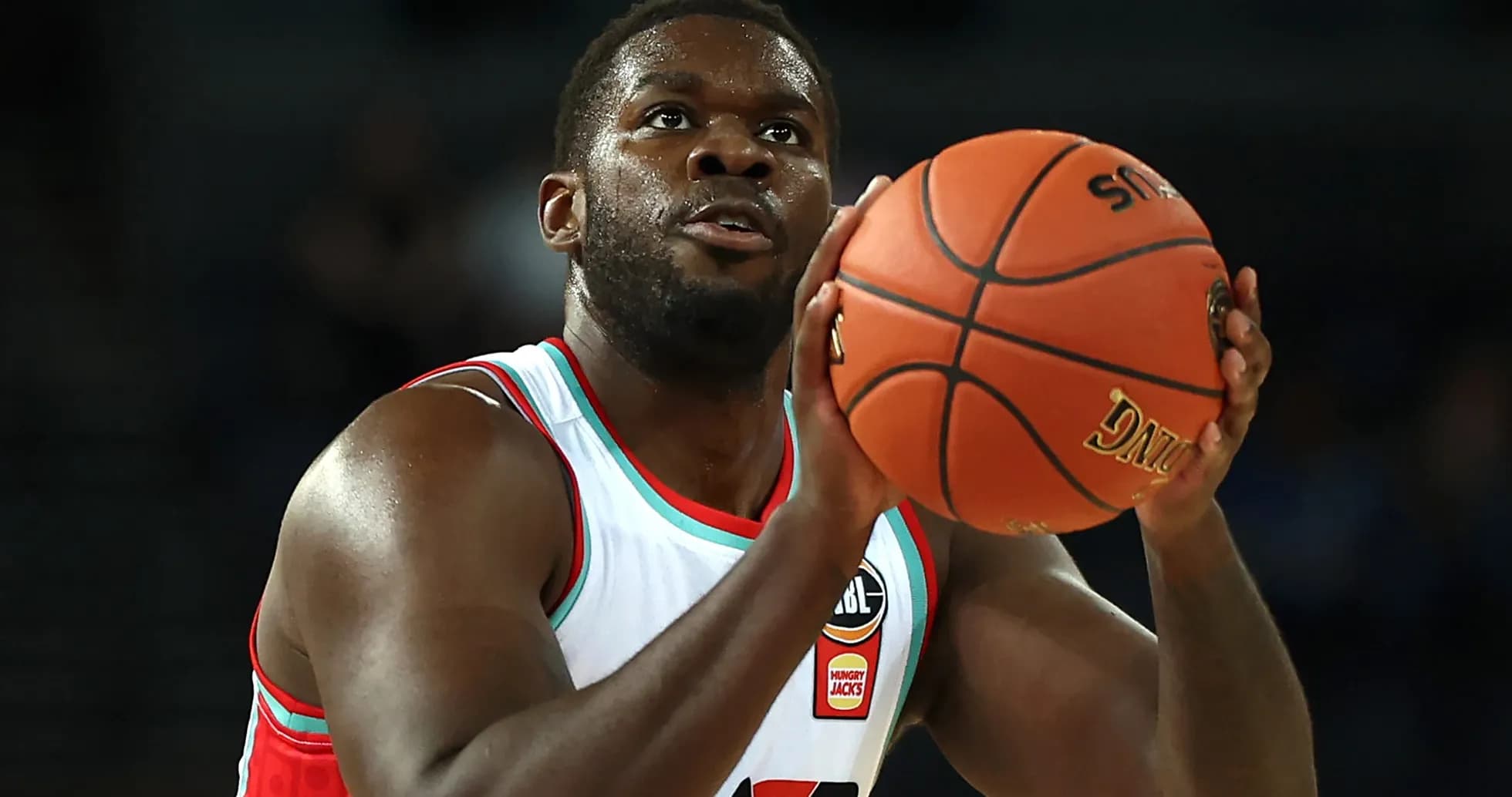Joueur de basket tirant au panier pendant un match