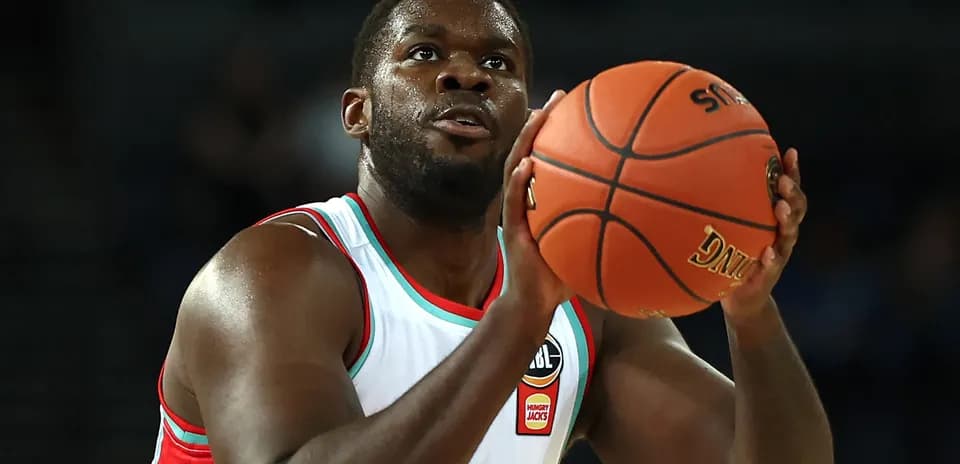 Joueur de basket tirant au panier pendant un match