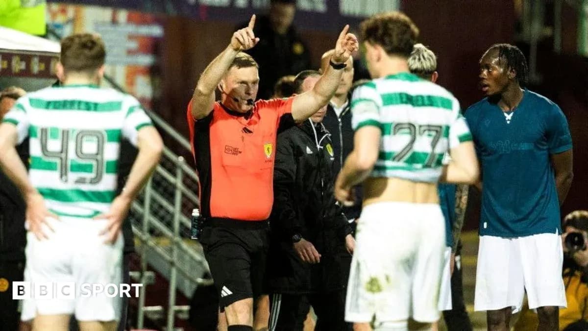 Arbitre montrant un carton lors d'un match de football