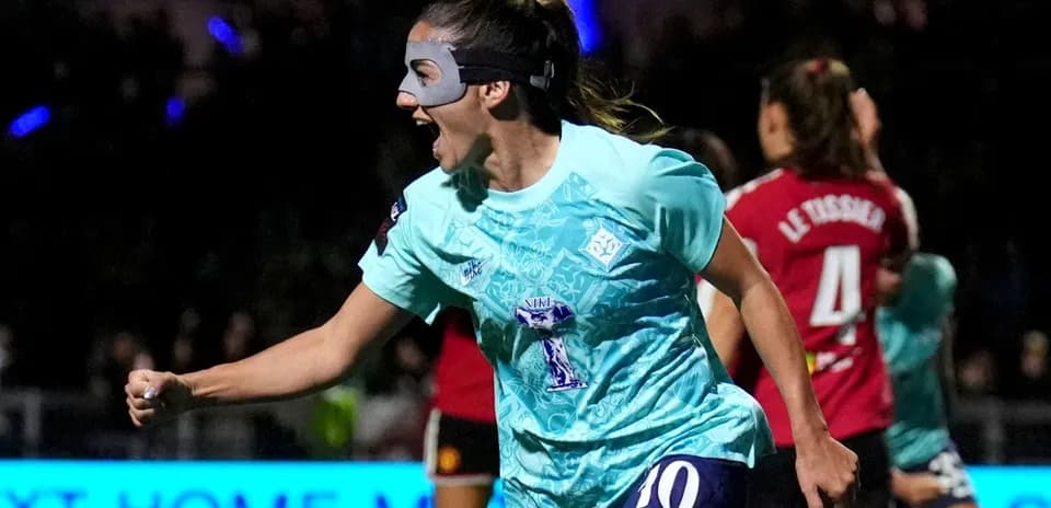 Joueuse célébrant un but avec un masque facial