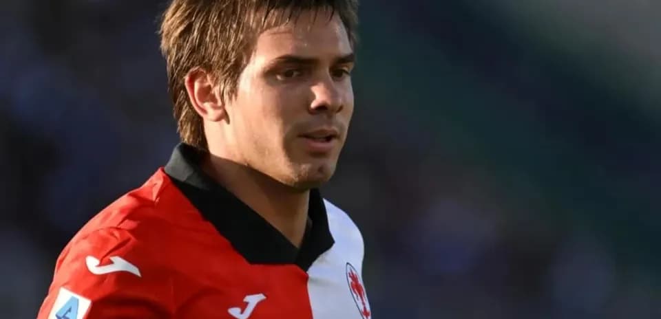 Joueur de football portant un maillot rouge et blanc