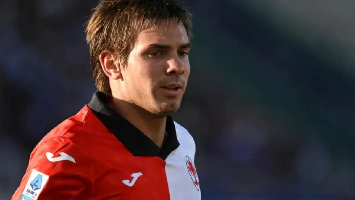 Joueur de football portant un maillot rouge et blanc