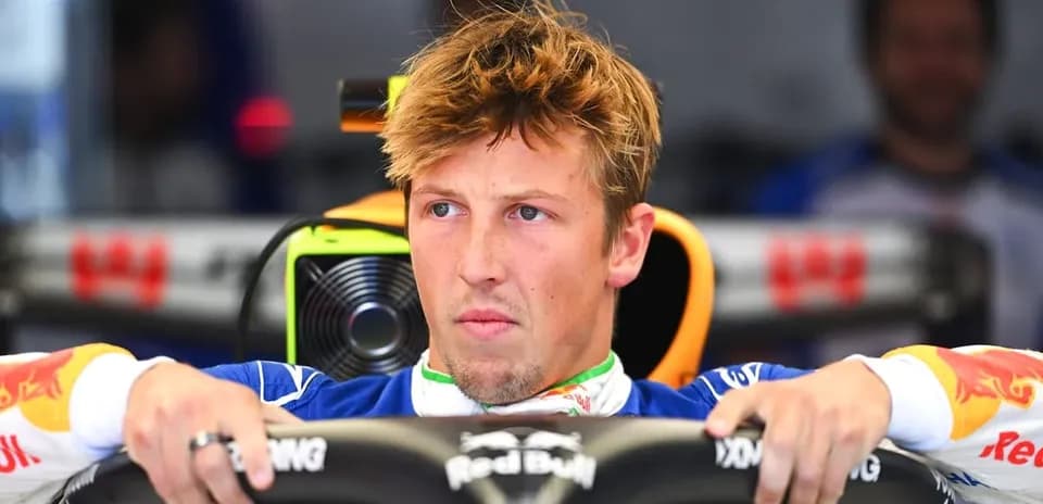 Pilote de F1 dans le cockpit de la voiture