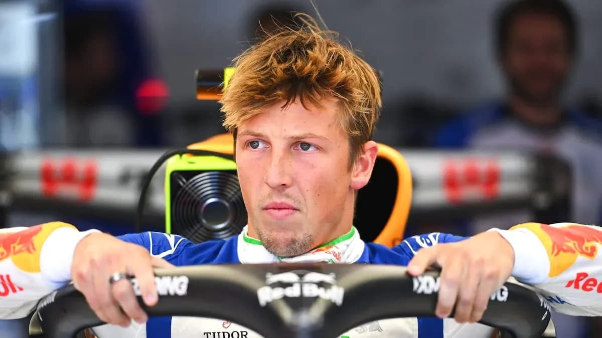 Pilote de F1 dans le cockpit de la voiture