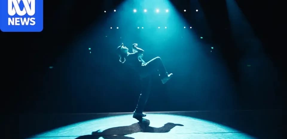 Danseur en pleine performance sur scène éclairée
