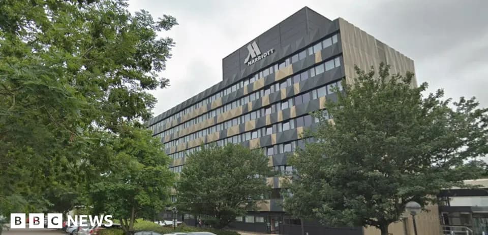 Façade d'un hôtel Marriott avec arbres à proximité