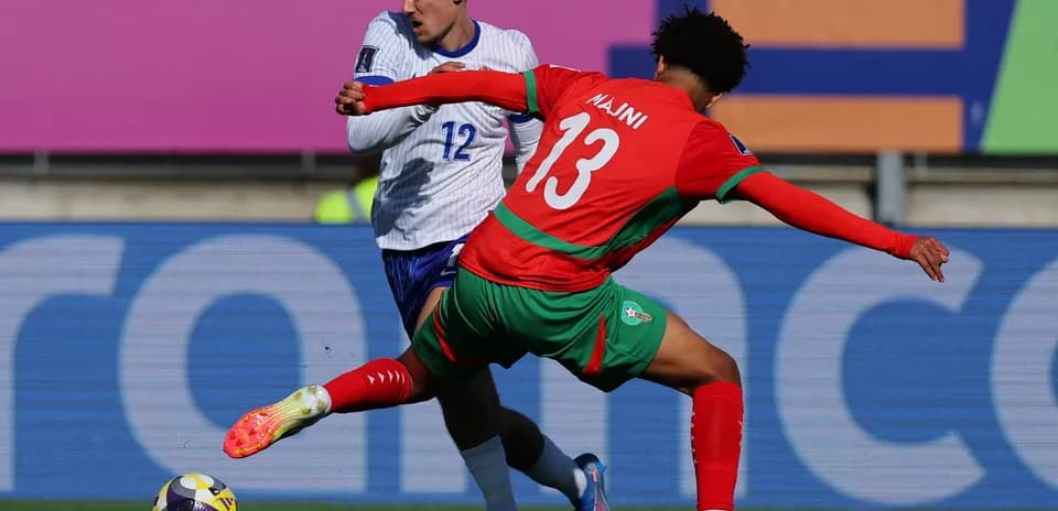 Joueur marocain défiant un adversaire pendant un match
