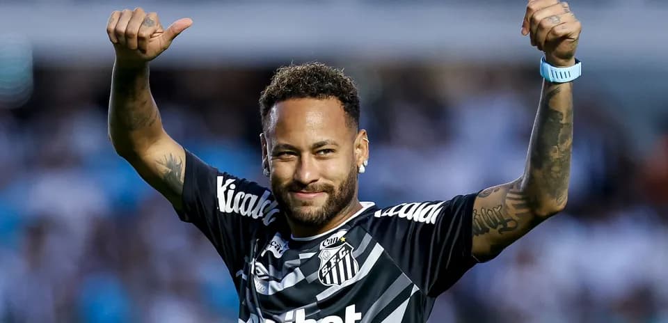 Joueur célébrant avec les bras levés au stade