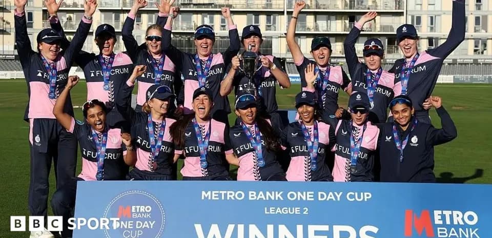 Équipe célébrant la victoire de la Metro Bank One Day Cup