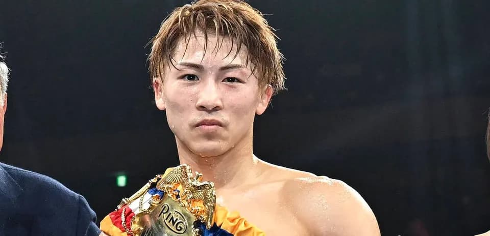 Boxeur tenant une ceinture de champion après victoire