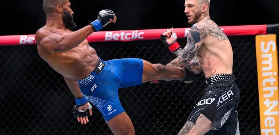 Deux combattants de MMA en plein affrontement