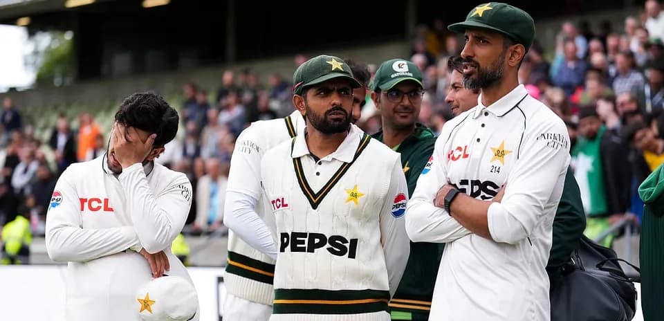 Joueurs pakistanais discutant sur le terrain de cricket
