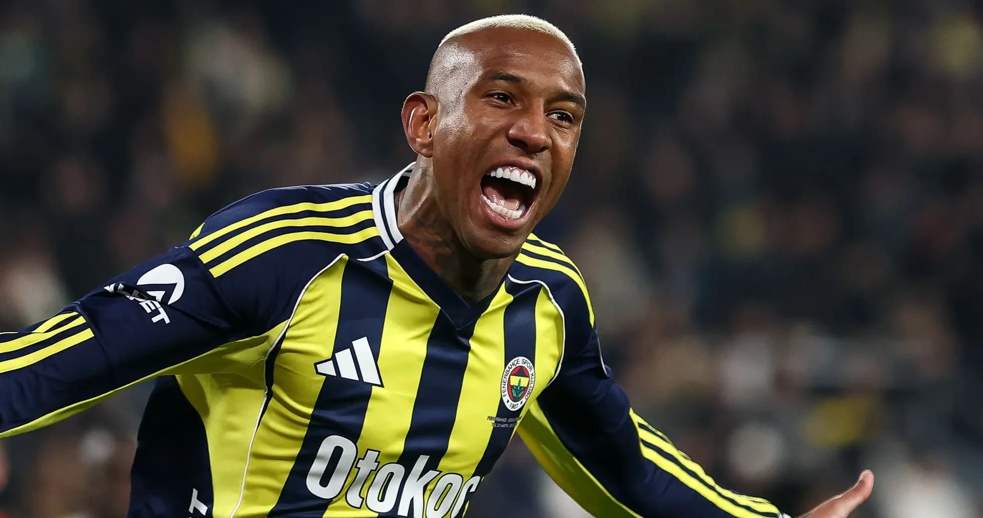 Joueur de Fenerbahçe célébrant un but sur le terrain