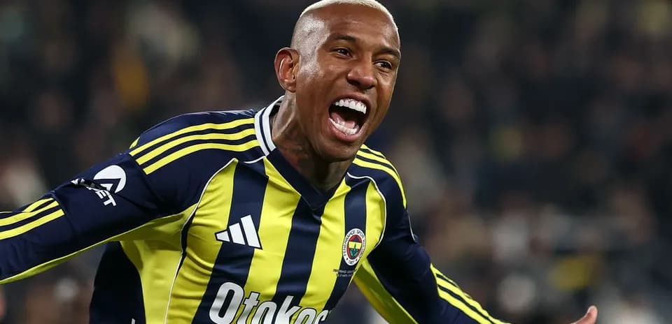 Joueur de Fenerbahçe célébrant un but sur le terrain