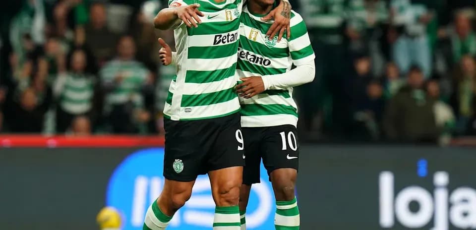 Joueurs de Sporting CP célébrant un but ensemble