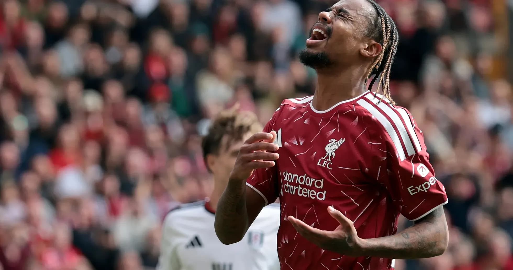 Joueur de Liverpool se plaignant sur le terrain