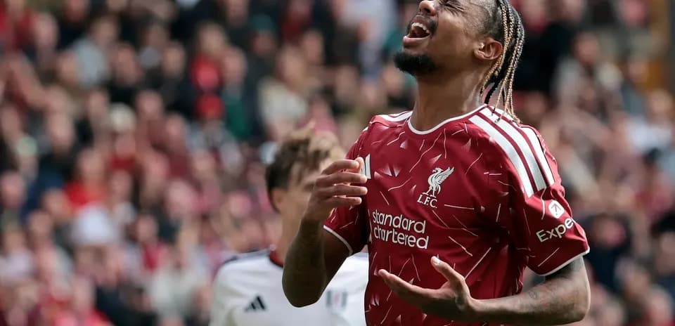 Joueur de Liverpool se plaignant sur le terrain
