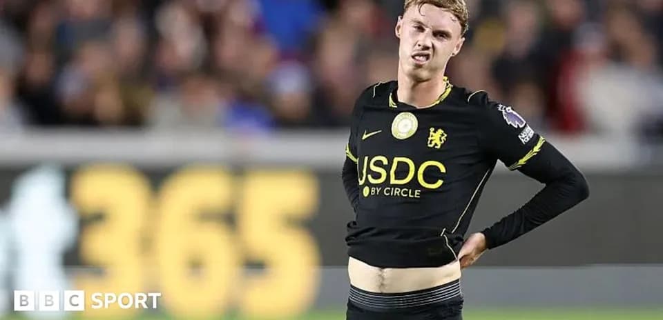 Joueur de Chelsea avec le maillot noir en action