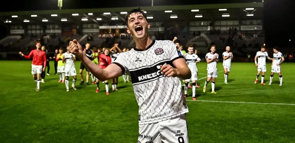 Joueur célébrant avec coéquipiers après le match