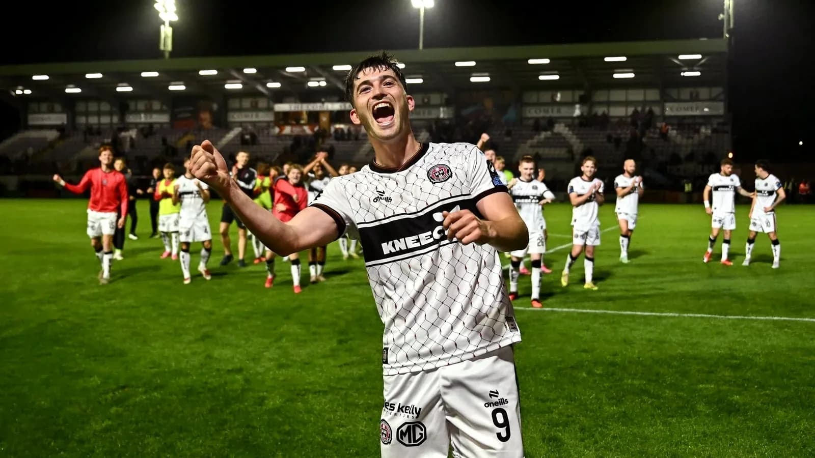 Joueur célébrant avec coéquipiers après le match